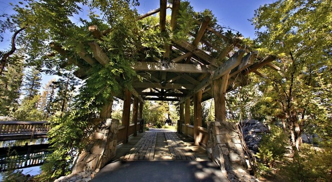 Homes This Wonderful Lake House Belongs to Mark Mastrov (3)