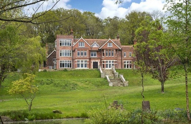 Inside Celebrity Homes Cate Blanchett’s English Mansion (1)