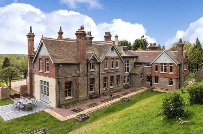 Inside Celebrity Homes Cate Blanchett’s English Mansion (5)
