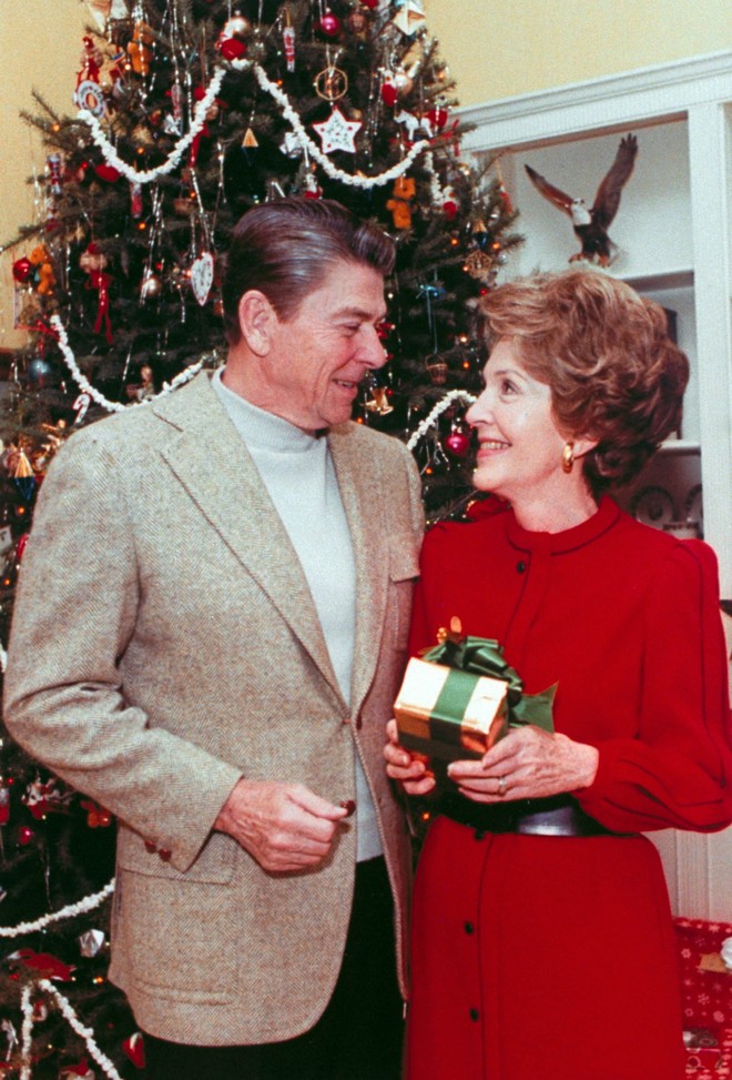 celebrity-homes-christmas-at-white-house-through-the-years-6