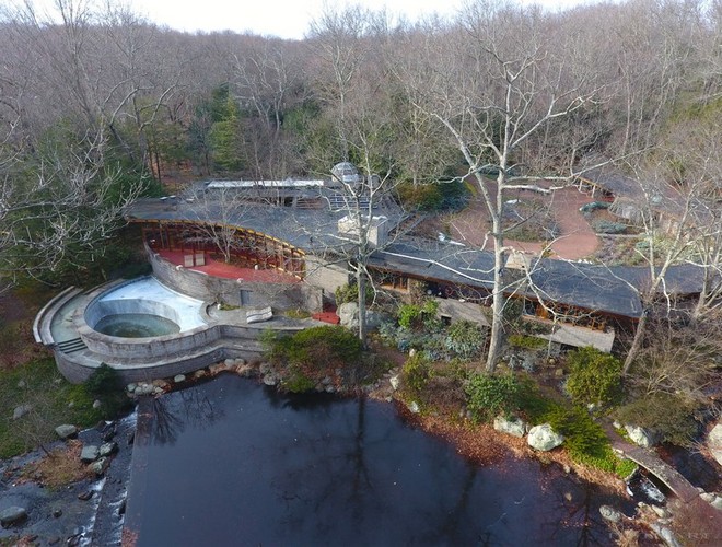 Celebrity Homes: Buy a Connecticut Home by Frank Lloyd Wright