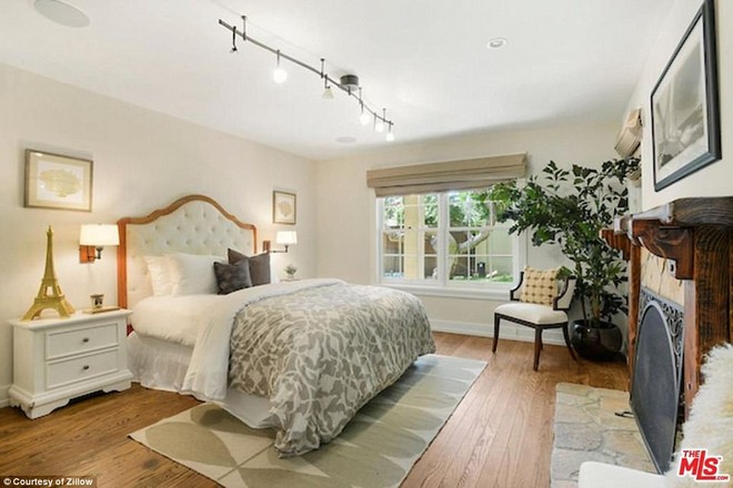 Celebrity News Alanis Morissette is Selling California House (1)