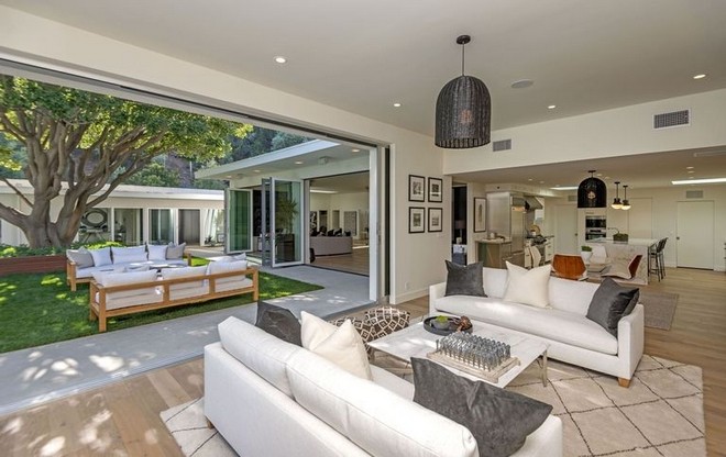 Inside Celebrity Homes Cindy Crawford's Beverly Hills Mansion (1)