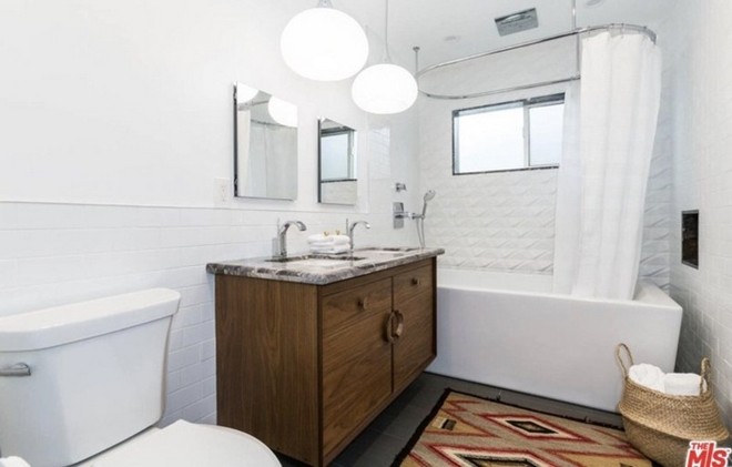 Get to know Abbi Jacobson New Midcentury-Style Home (1)